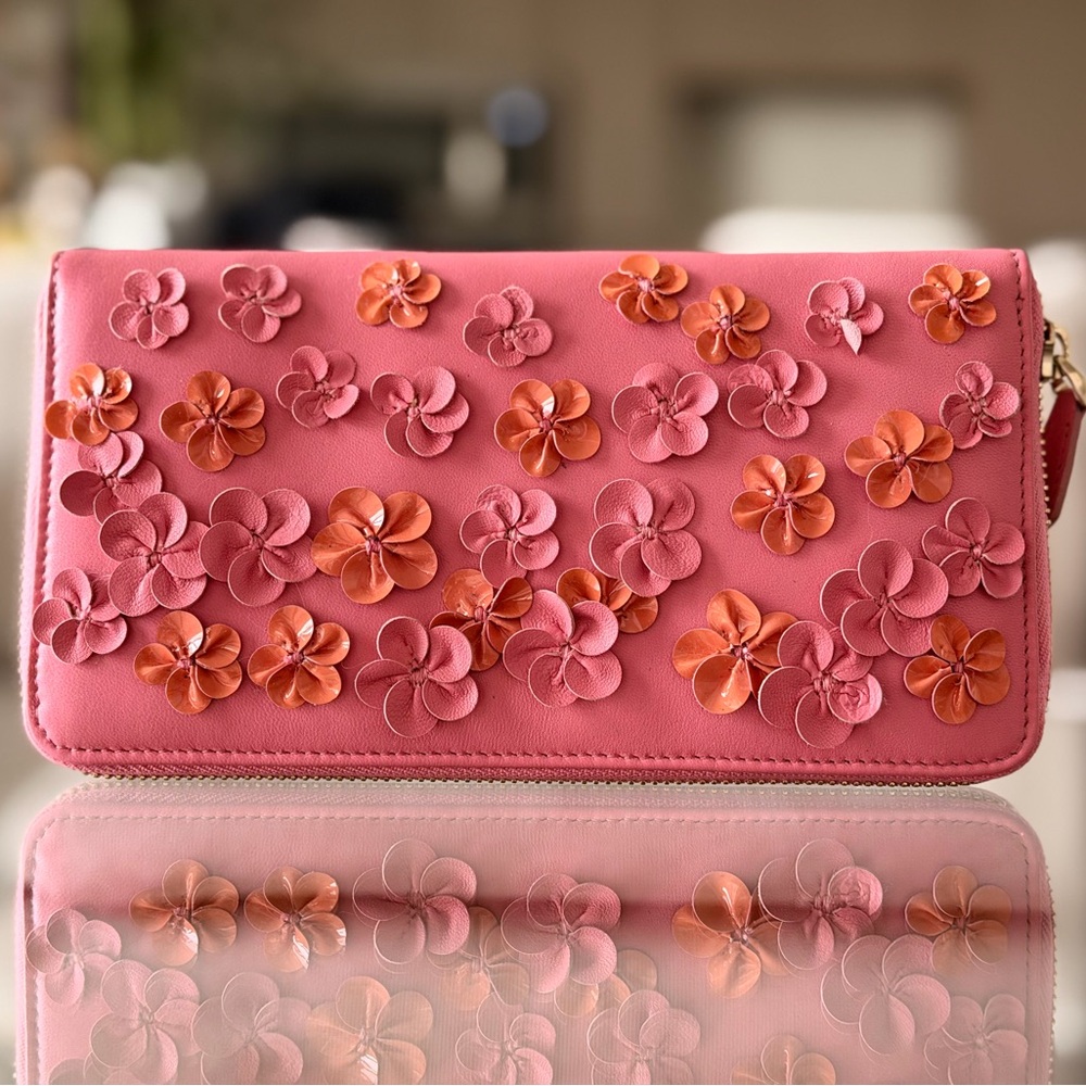 Valentino Garavani Floral Appliqué Wallet - Picture 8 of 16